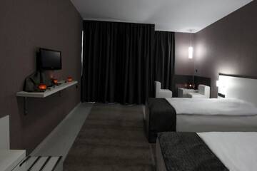 Фото номера Двухместный номер с 2 отдельными кроватями Отель Hotel Idol г. Тарговыште 2